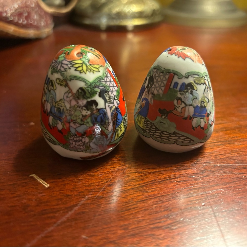 Vintage decorative salt/pepper shaker